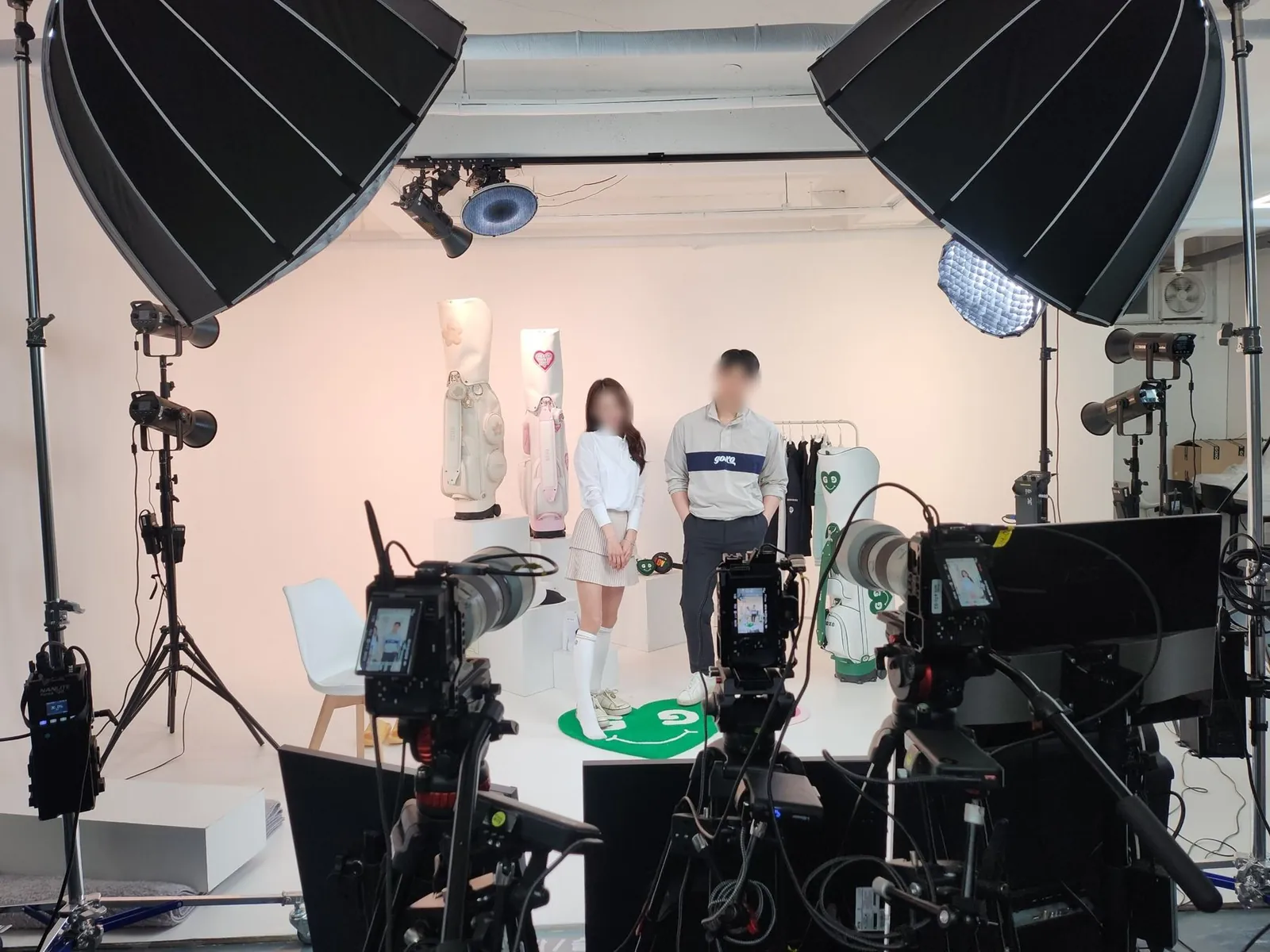 골프백과 어패럴로 꾸민 쇼룸형 라이브 세트와 카메라 세 대